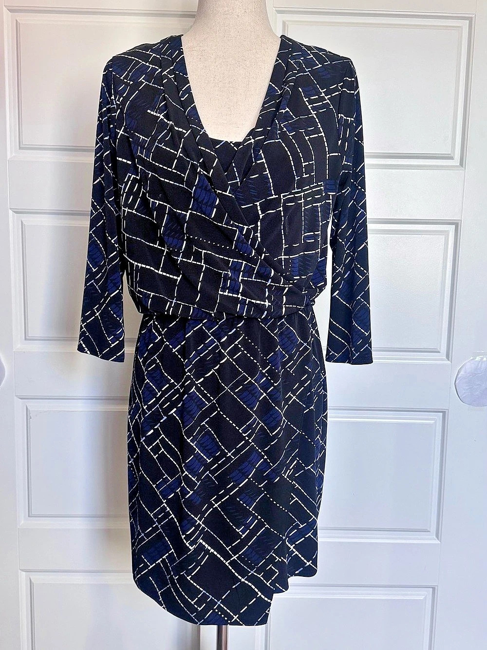 White House Black Market Geometric Mini Dress in Black & Blue Size Small EUC
